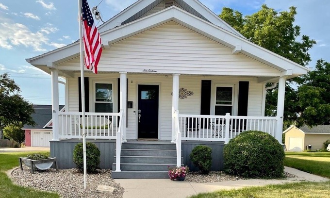 Dyersville House | Cozy Home in the heart of Dyersville, IA!