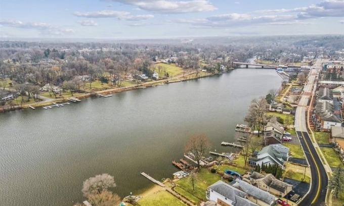 Algonquin House | *Cozy home near downtown and fox river*