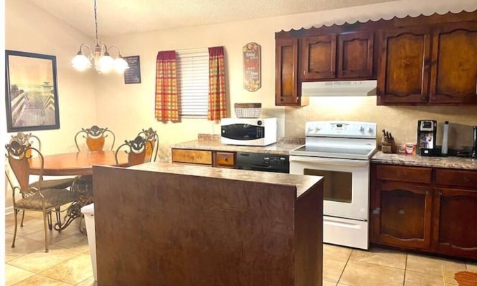 Perry House | Cozy Home- Near Perry Fair - Rigby's-Robins AFB