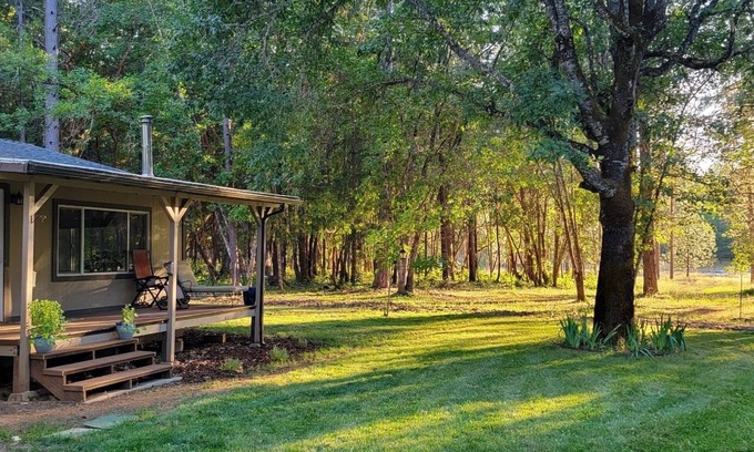 Murphy House | Cozy Home on 5 wooded acres.Close to Applegate River,Parks,Fishing and Vineyards