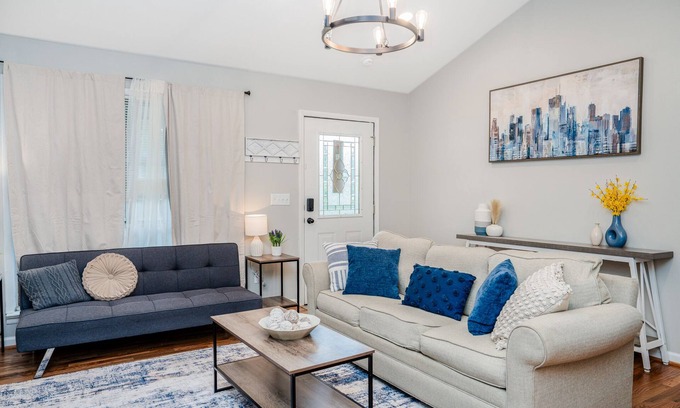 Alabaster House | Cozy Home, Perfect for Families! 3 Bedroom with fenced yard/garage storage