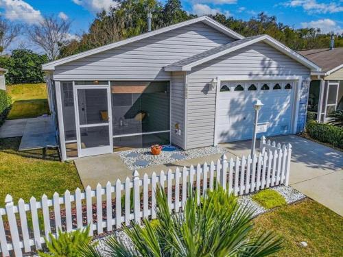The Villages House | Cozy home, Right Next Door to Lake Sumter Square!