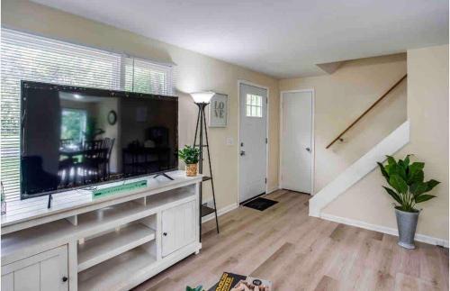 Rochester House | Cozy Home Steps to RIT by UofR Airport DWTN with AC