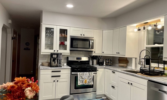 Iowa City House | Cozy Home Walking Distance to the Stadium and Downtown! Kid and Pet Friendly.