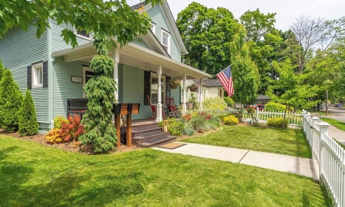 Garden District House | Cozy Home-Winter Outdoor Igloo-Hot Tub-Fire Pit-Downtown-Family Joy-King Bed