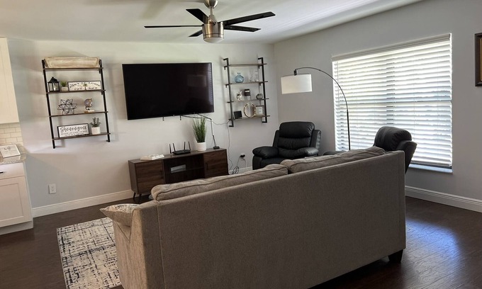 Port Saint Lucie House | Cozy home with great big backyard shade tree