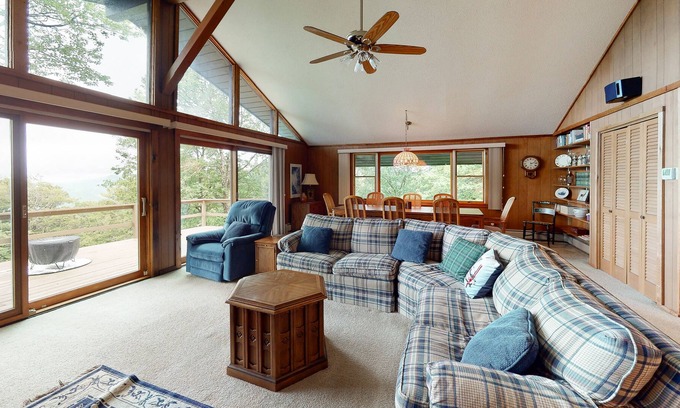 Wilmington House | Cozy home with large deck, views, pool table & pools
