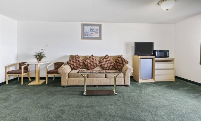 Red Bud Bed & Breakfast | Cozy Honeymoon Suite with Jacuzzi and Free Parking
