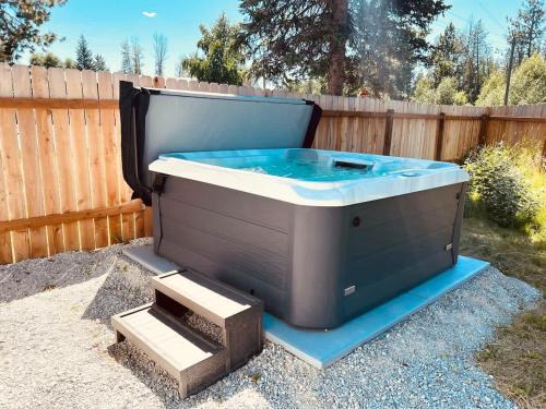 Ponderay House | Cozy Hot Tub Retreat