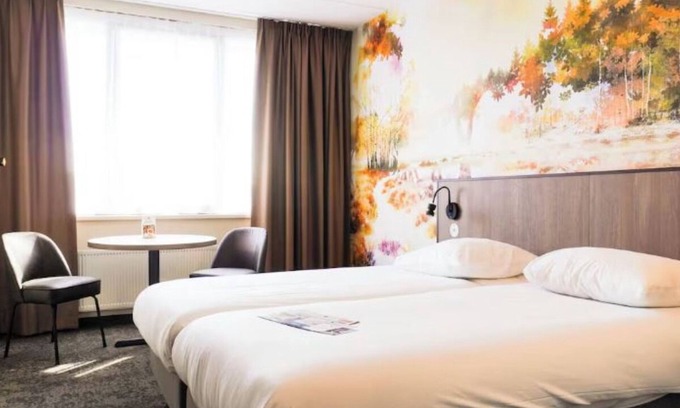 Zevenbergen Hotel | Cozy Hotel Room Near Moerdijk Port, Ideal for Business & Leisure