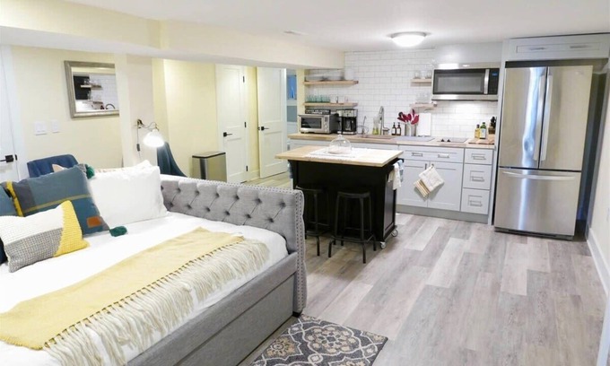 Southeast Apartment | Cozy Industrial Bijou Studio with parking