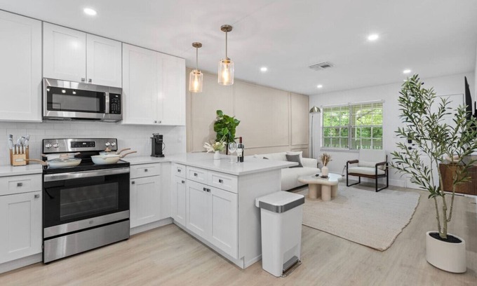 Golfview Apartment | Cozy king suite Prime Location|FREE parking & crib