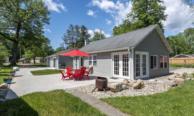 Shelbyville Cottage | Cozy Lake Cottage On Beautiful Gun Lake with Pontoon
