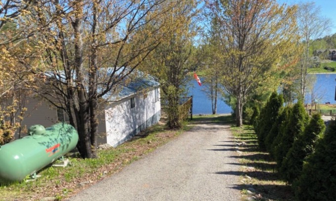 St. Charles Cottage | COZY LAKE FRONT COTTAGE ON NEPEWASSI LAKE