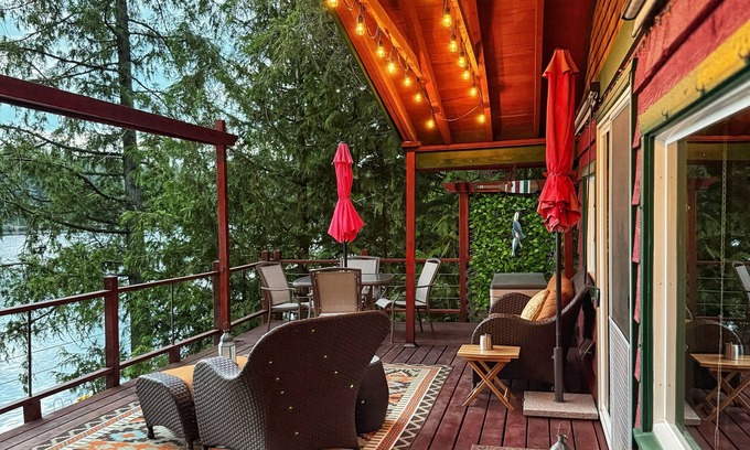Newport Cabin | Cozy Lakefront Cottage on Sacheen Lake