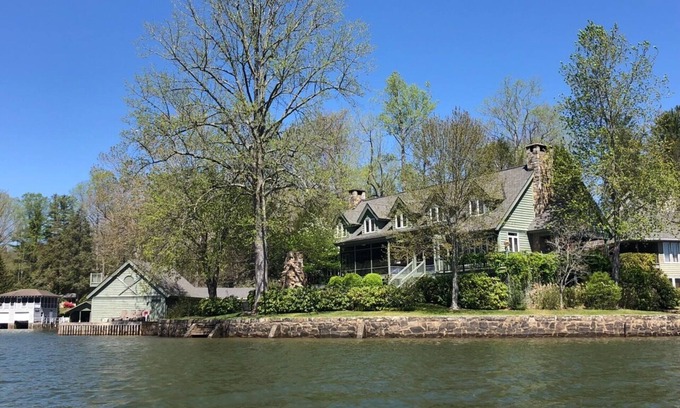 Tuxedo House | Cozy, Lakefront Home - Lake Summit