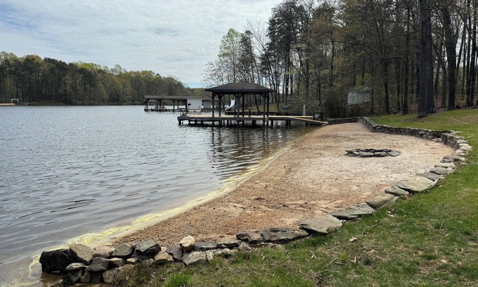 Bumpass House | Cozy Lakefront House on Lake Anna public side!