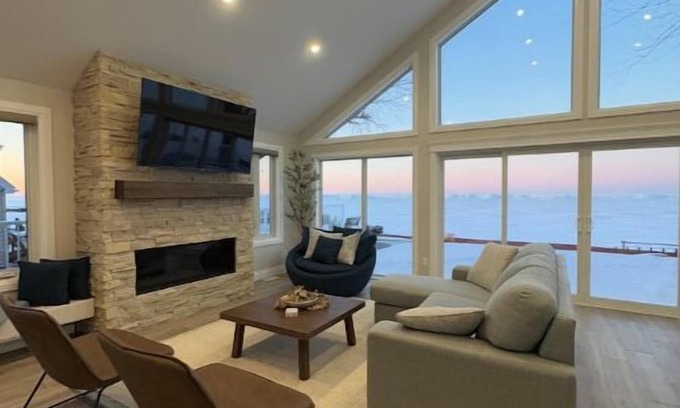 Lakeshore House | Cozy Lakefront Retreat