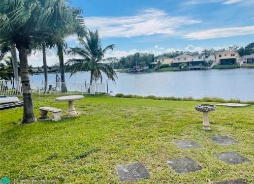 Pembroke Pines House | Cozy lakeside suite with private bath & entrance