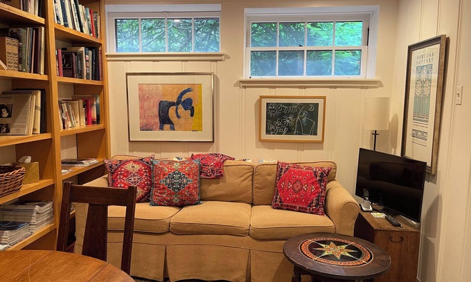 Hollywood Hills West Apartment | Cozy Laurel Canyon Retreat. 15 minute Drive to Hollywood Blvd!