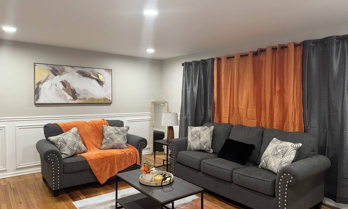 Homewood House | Cozy & Lavish 2B/1B in Homewood! 5 min from Shopping, Expressway, & New Casino!
