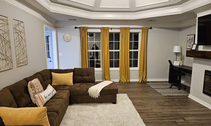 Walnut Grove House | Cozy Living at Cambridge - house close to shops, golf clubs and restaurants.