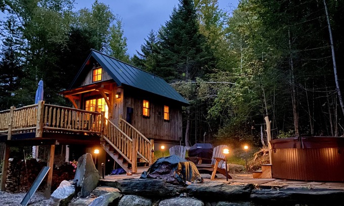 Granville Cabin | Cozy Loft for two with Hot Tub & Mtn Views