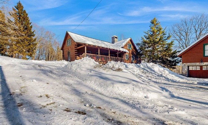 Bethel House | Cozy log cabin & loft, close to recreation, dog-friendly, bbq, balcony, a/c, w/d