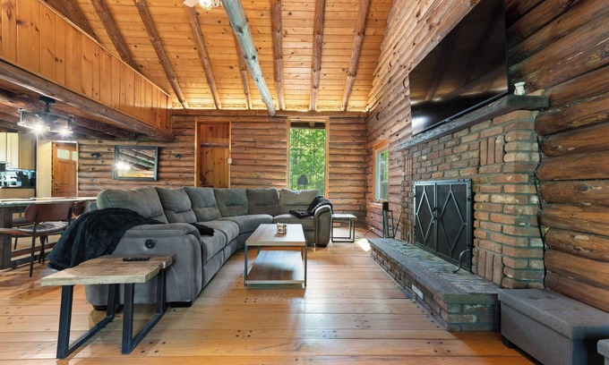 Boiceville Cabin | Cozy Log Cabin with Firepit & Prime Catskills Location