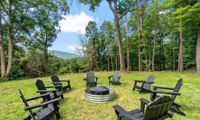 Berkeley Springs Cabin | Cozy Luxe Cabin for Families &Groups Sauna, Arcade, Fire Pit–Berkeley Springs WV