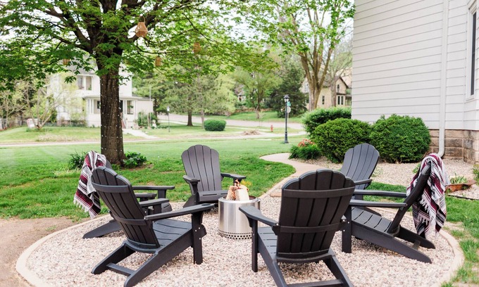 Baraboo House | Cozy Luxe Retreat| High-End Design w/outdoor fire pit WI Dells, Cascade MT, Devils Lake