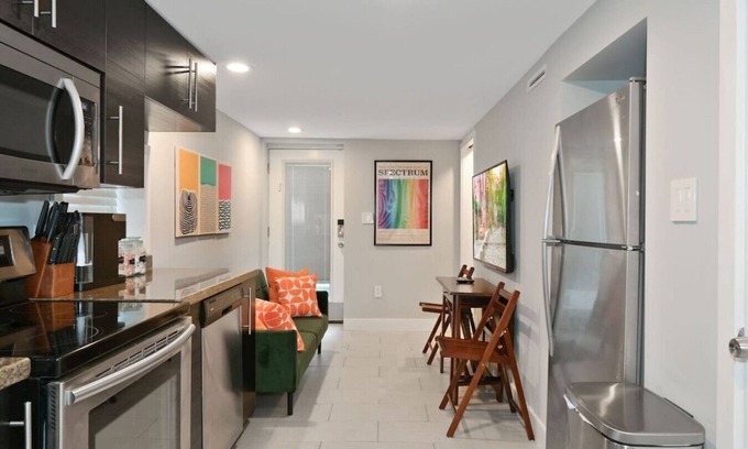 Columbia Heights Condo | Cozy Mid-Century Apartment Steps From Restaurants