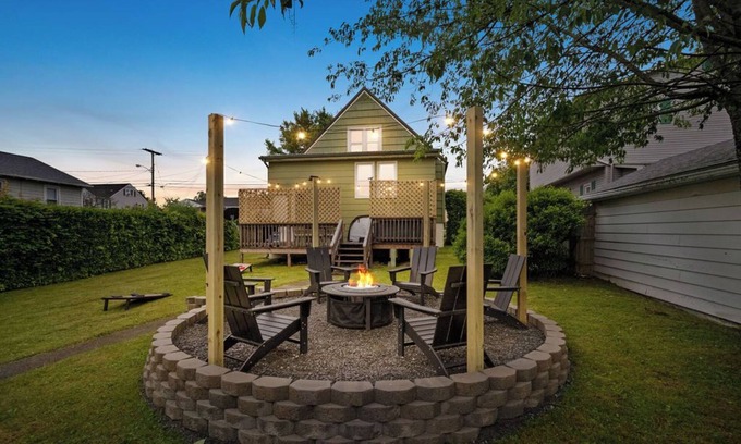 Summerlee House | Cozy Mid-Century Home/Hot Tub Game Room Sleeps 14