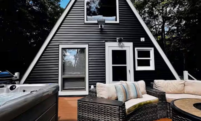 Tamworth Ski Chalet | Cozy & Modern A-Frame in the woods w/HOT TUB