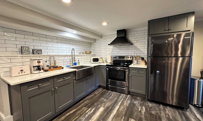 South Peabody Apartment | Cozy&Modern apt in South Peabody