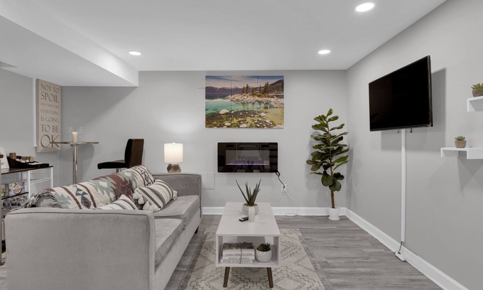 Northeast Apartment | Cozy Modern Beautiful Studio+Parking. Walk to DC Metro. Perfect for Long Stays!