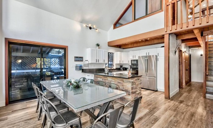 Kingswood Estates Cabin | Cozy Modern Cabin | Hot Tub & 9 Min to Northstar