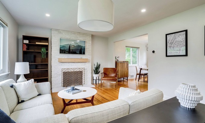 Baileys Crossroads House | Cozy Modern Single Family 5 Bedroom Home