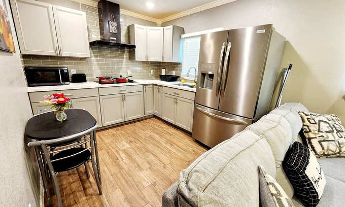 Edgebrook Cottage | Cozy, Modern Stay Located Near Hobby Airport, And Many Facories