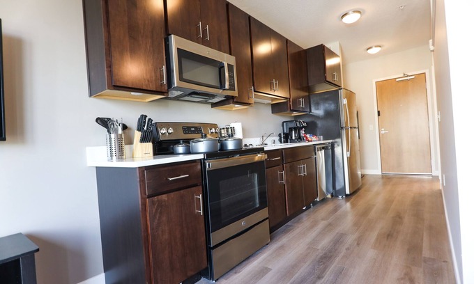 Union Park Apartment | Cozy modern studio apartment with work out room, underground parking, and W/D