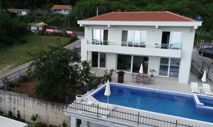 Lapcici Villa | Cozy Moonstruck Villa