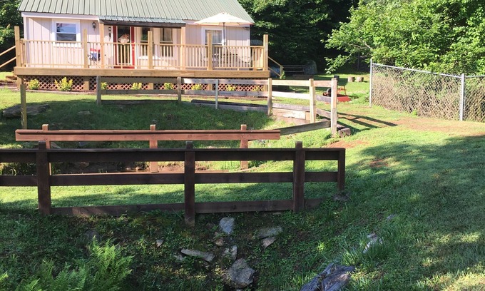 Saluda Cabin | Cozy Mountain Cabin and Barn Get Away