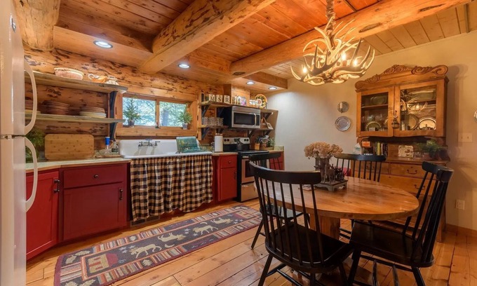 Eureka Cabin | Cozy Mountain Retreat at the entrance of Montana's Ten Lakes Scenic Area