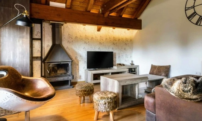 Jaca Apartment | Cozy Mountain-Style Apartment with Fireplace, 15 mins from Jaca