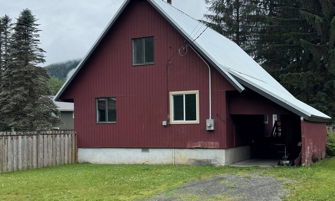 Stewart House | Cozy Mountain View Home with Fenced Back yard and Fire Pit.