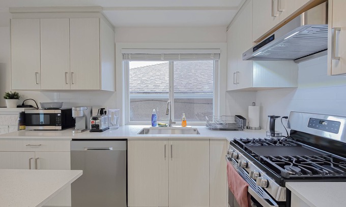 Sunset House | Cozy Newly Renovated Room with en-suite Bathrooms
