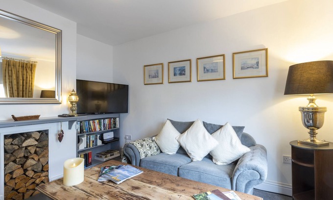 Oakham House | Cozy Nook Cottage - Sleeps 4, Garden & Parking