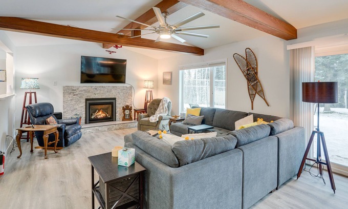Badger House | Cozy North Pole Home w/ Mountain & Aurora Views!