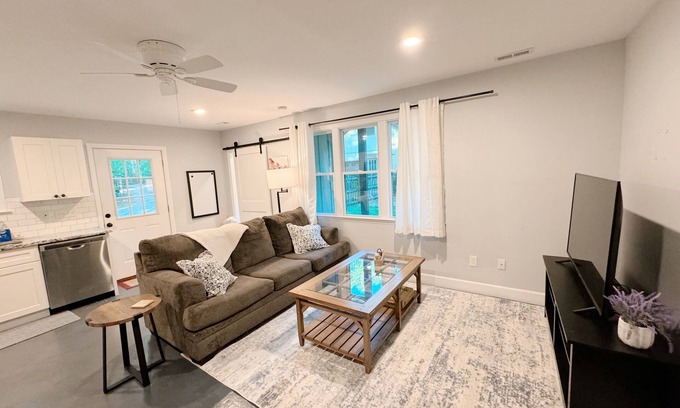 Raleigh House | Cozy North Raleigh Guest House - near RDU, DTR, + major Hospitals
