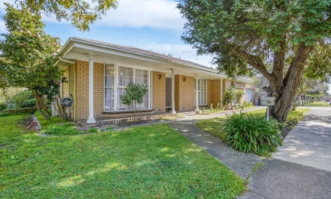 Oakleigh South House | Cozy Oakleigh South Family Home Next to Playground